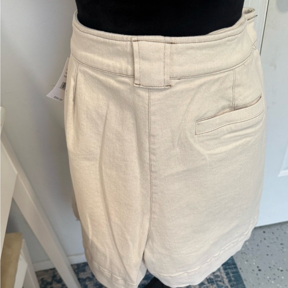 Cream Pleated Short - Picture 4 of 6